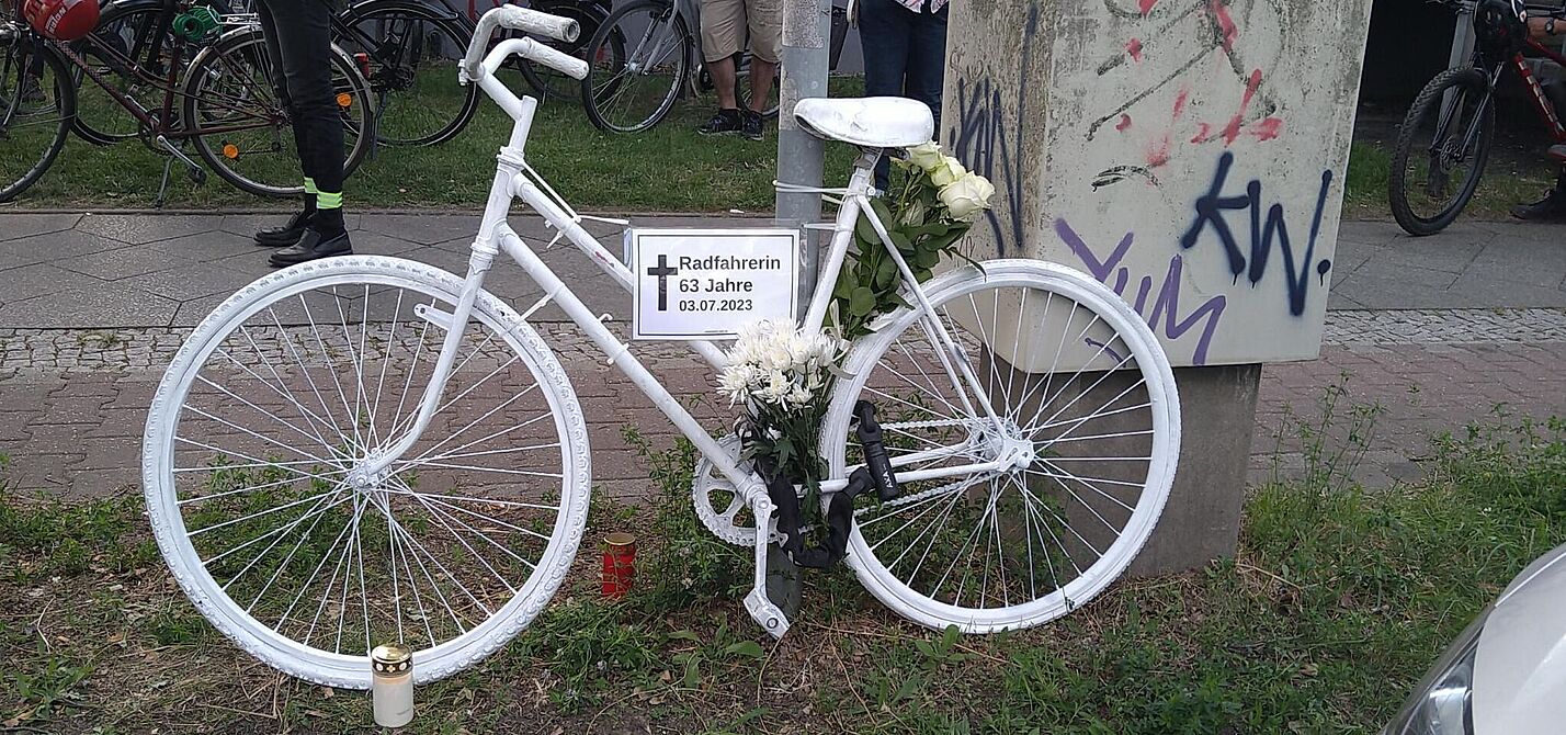 weißes Fahrrad für die getötete 63-jährige Fahrradfahrerin