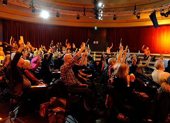Abstimmung bei der Mitgliederversammlung 2024