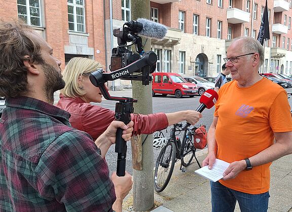 Filmteam mit Kamera und Mikrofon interviewt Eberhard Brodhage