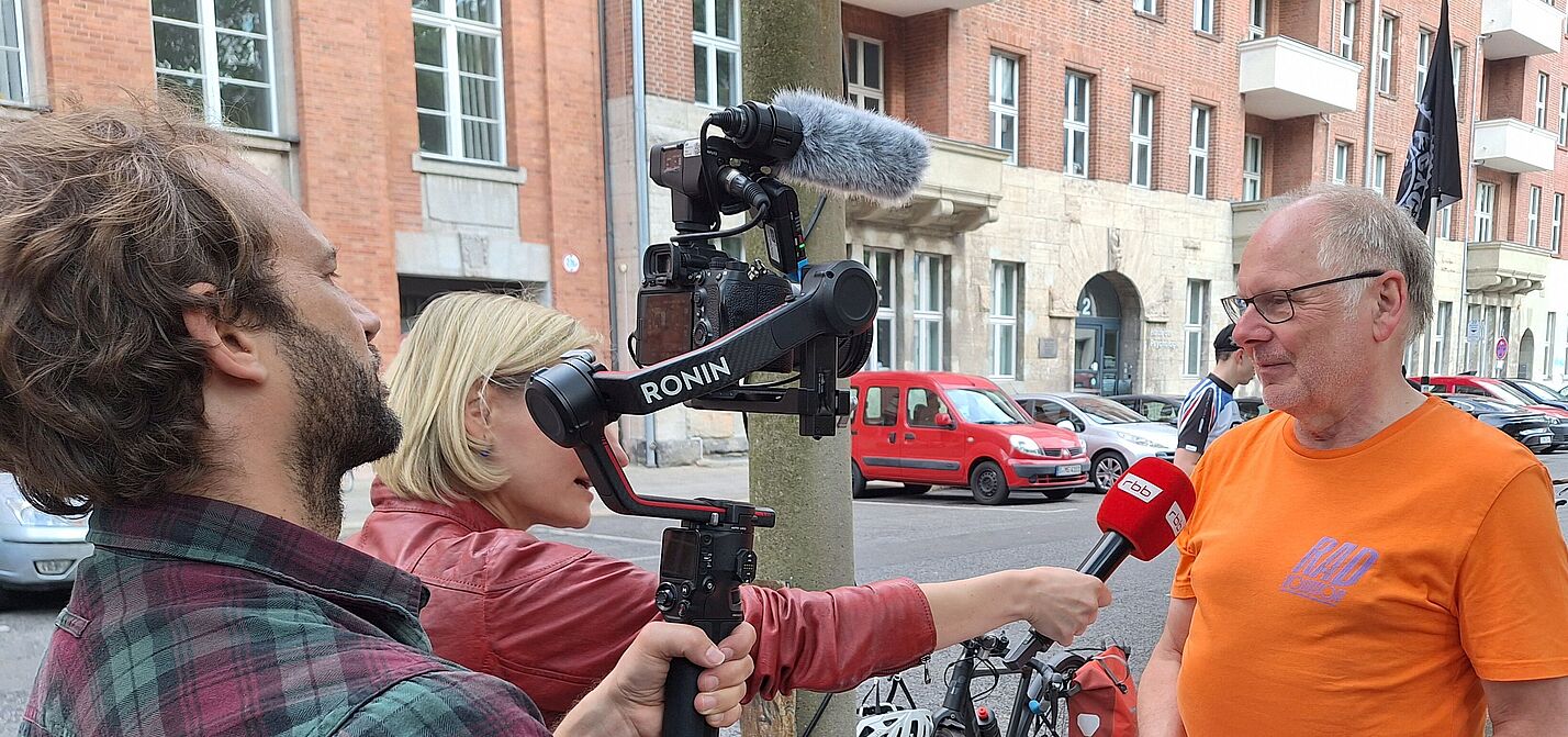 Filmteam mit Kamera und Mikrofon interviewt Eberhard Brodhage