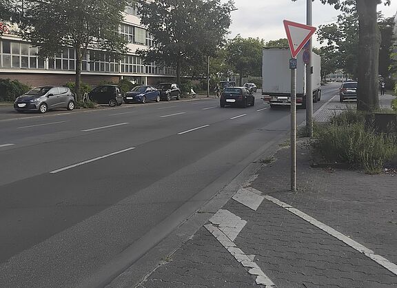 Ein Radweg endet mit Warnschild vor einer Straße ohne Radverkehrsführung, dafür mit Schwerlasttransport. 