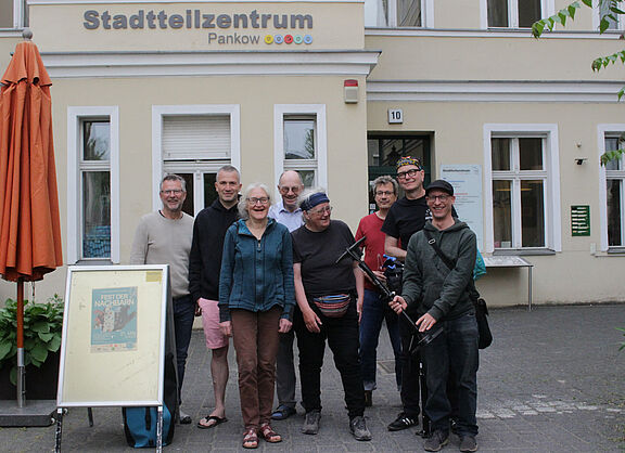 8 Menschen vor dem Eingang zum Stadtteilzentrum Pankow