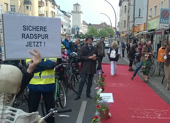 Demo mit rotem Teppich für Radfahrende am Tempelhofer Damm