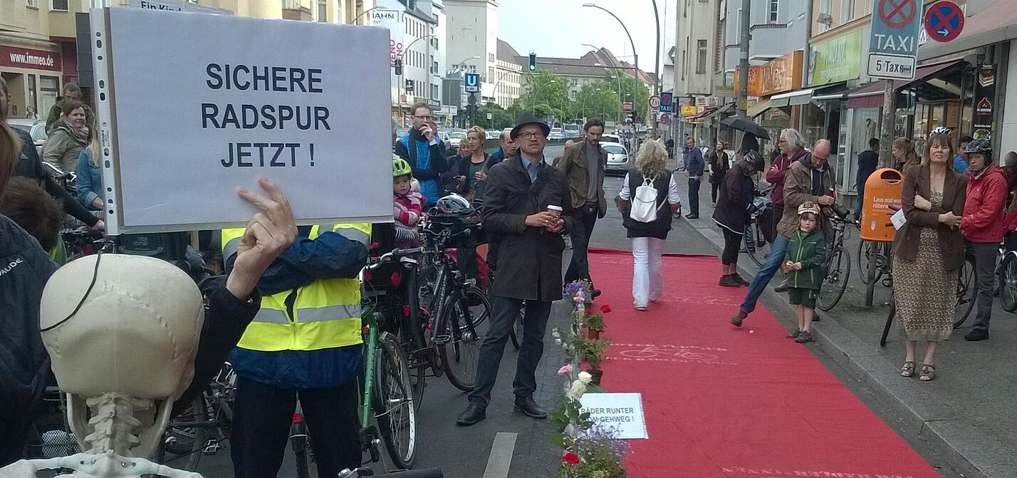 Demo mit rotem Teppich für Radfahrende am Tempelhofer Damm