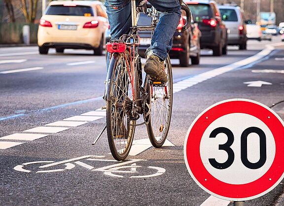 Eine Straße mit Radweg und Tempo 30 Limit