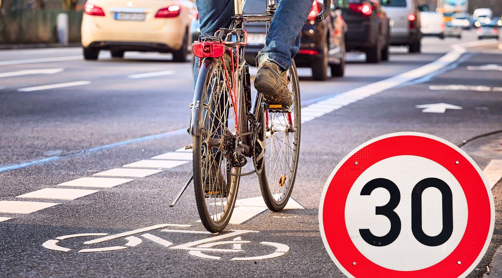 Eine Straße mit Radweg und Tempo 30 Limit