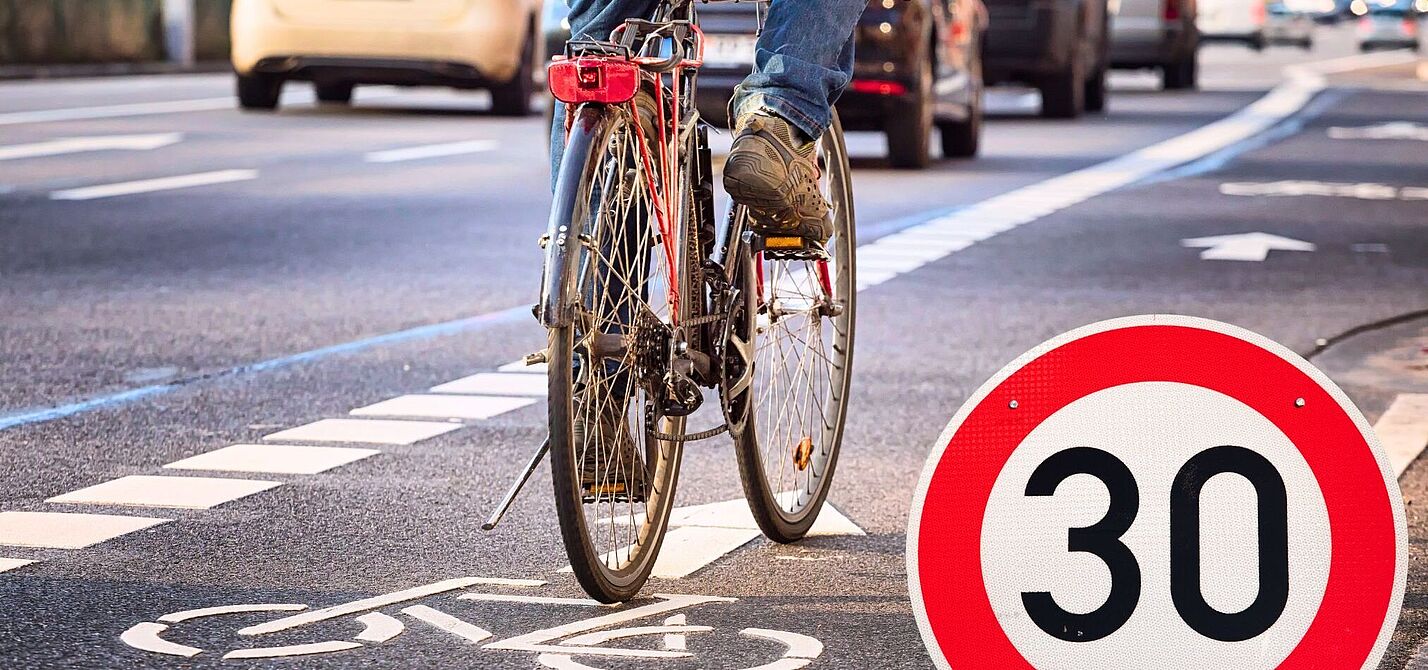 Eine Straße mit Radweg und Tempo 30 Limit