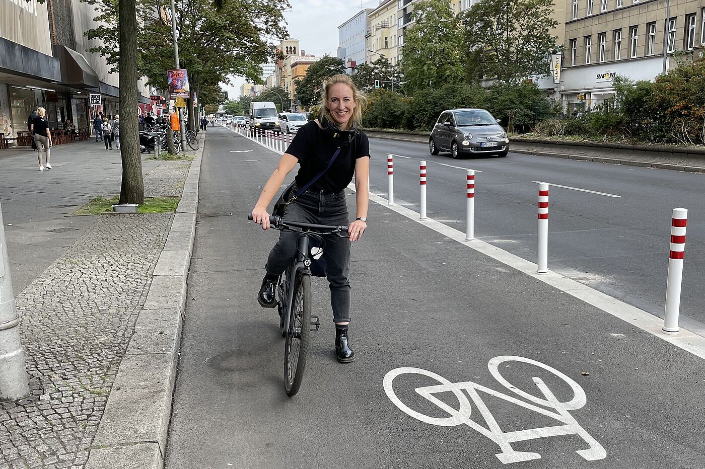 Dringend notwendig: Almut Neumann beim Anradeln des geschützten Radwegs auf der Müllerstraße