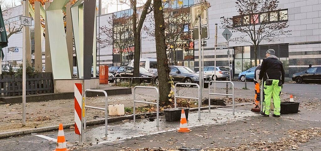 Bessere Sicht und mehr Platz fürs Rad: Fahrradbügel an Kreuzungsecken