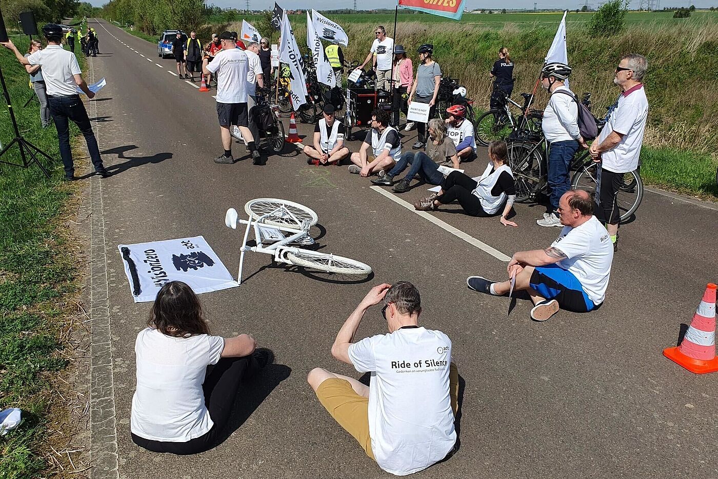 Bei einer Mahnwache gedenken der ADFC Berlin und Changing Cities e.V. dem verstorbenen Radfahrer.