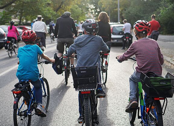 Kinder auf Fahrraddemo