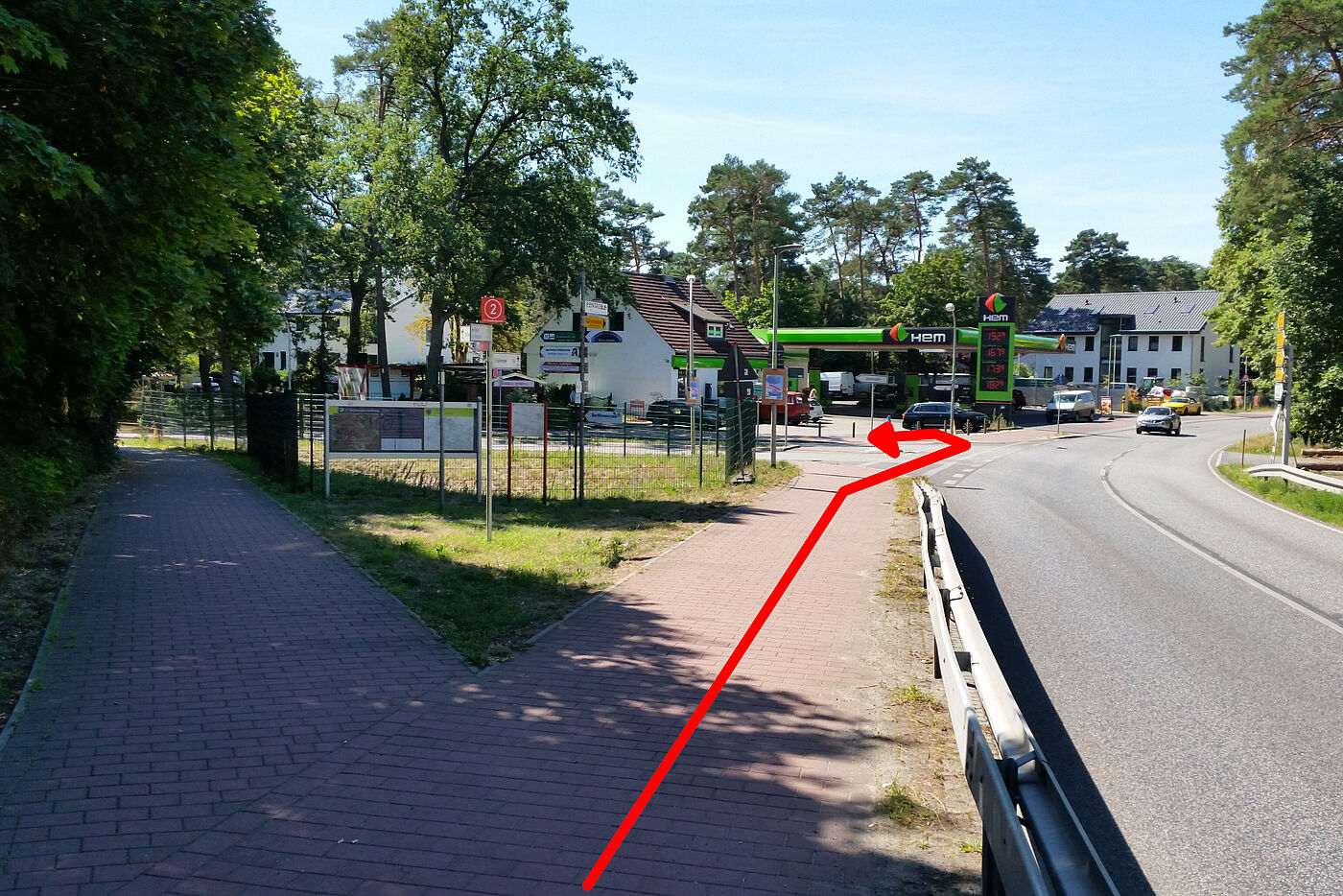 Bevorzugter Weg in Schönwalde um mit Vorfahrt ohne absteigen über die Fehrbelliner Straße zu fahren.