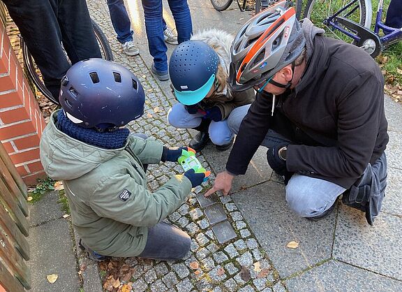 Halt und Gedenken für die Familie Fischl im Hertwigswalder Steig