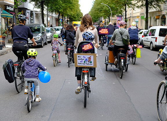 Kinder und Erwachsene bei Kidical Mass Fahrraddemo