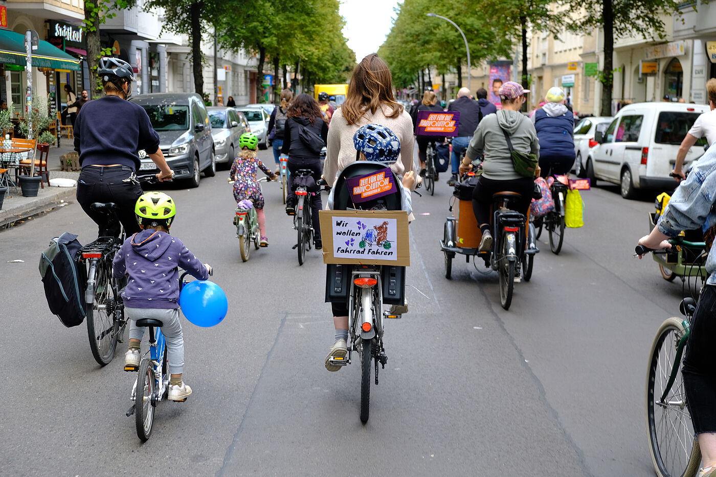 Kinder und Erwachsene bei Kidical Mass Fahrraddemo