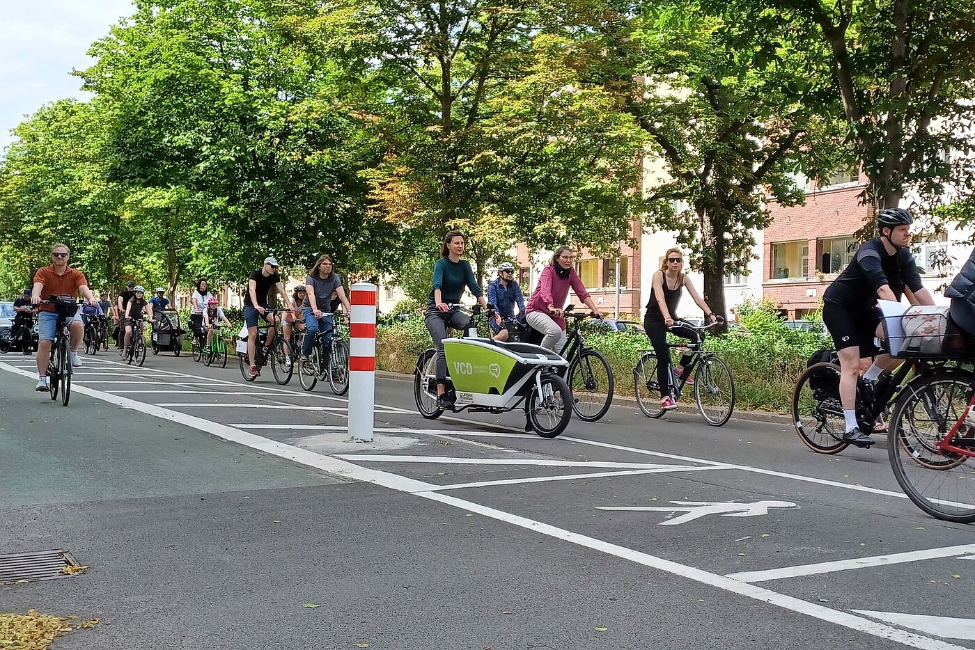 Radweg und Querungshilfe für Fußgänger:innen