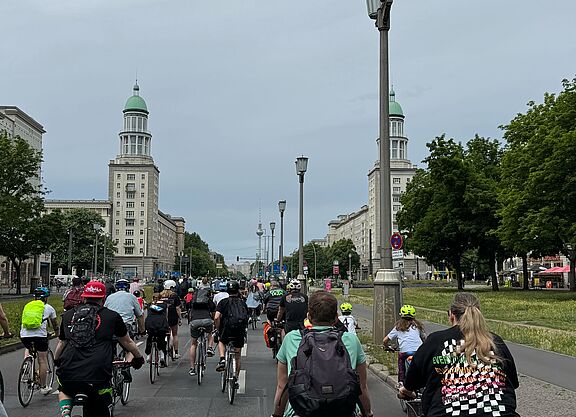 Radfahrende auf der Frankfurter Allee