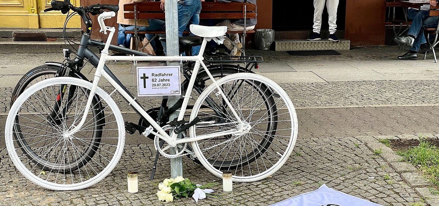 weißes Geisterrad mit Vision Zero Fahne