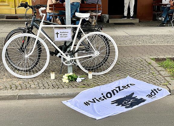 weißes Geisterrad mit Vision Zero Fahne