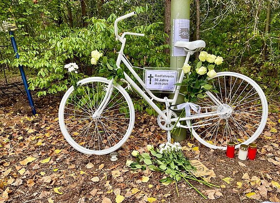 Ein weißes Geisterrad mit weißen Rosen