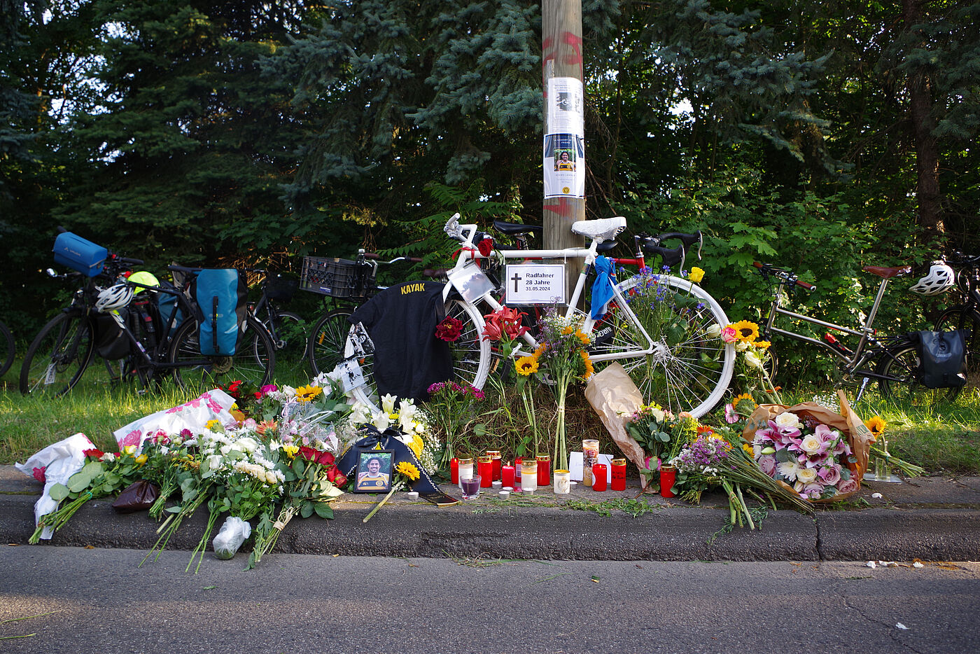 ein weißes Geisterrad mit Blumen