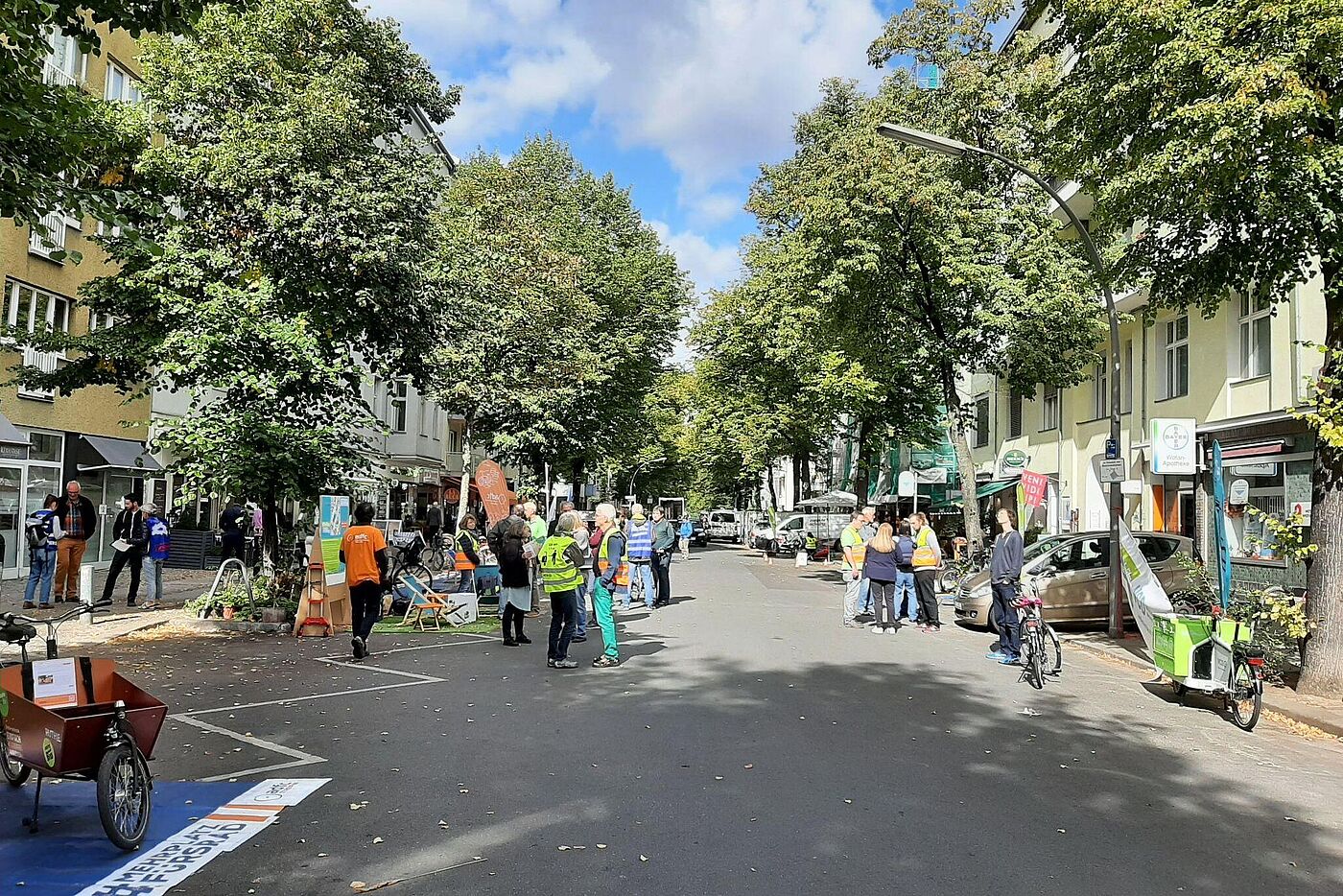 Menschen versammeln sich beim Parking Day