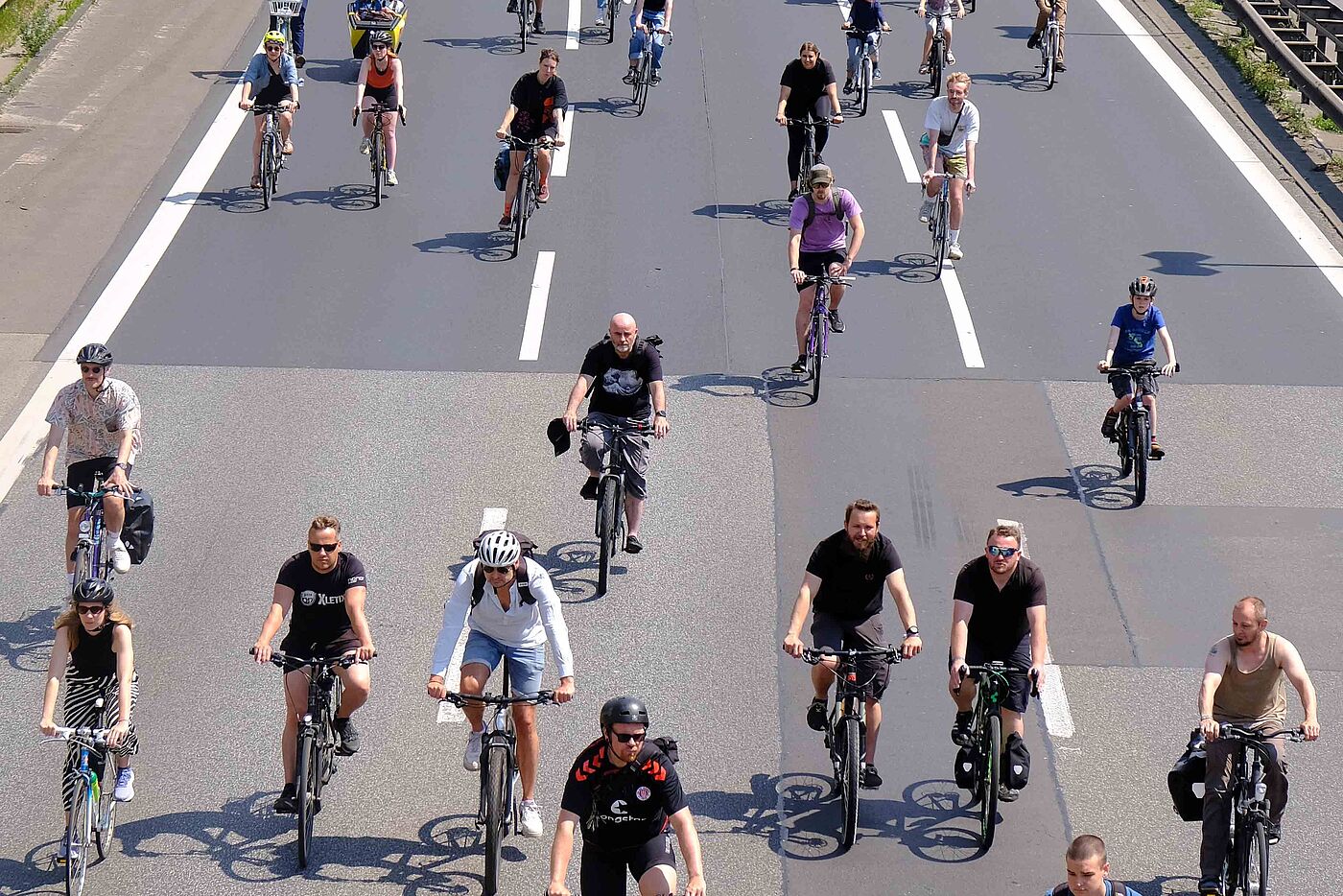 Die ADFC-Sternfahrt rollt über die A100.