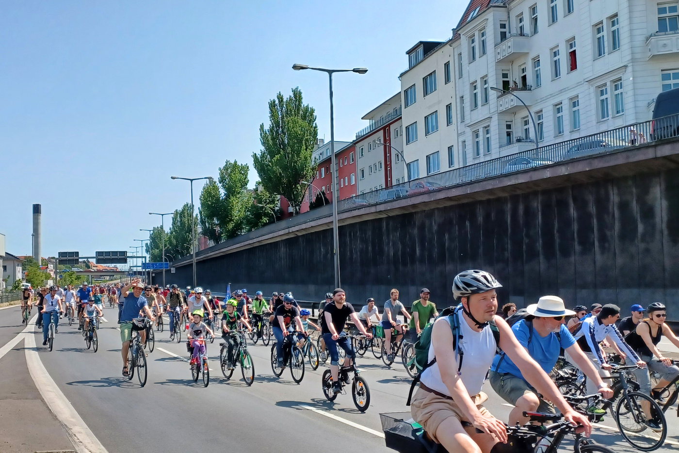 Radfahrer und Radfahrerinnen fahren bei der Sternfahrt auf der Autobahn