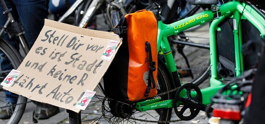 Fahrrad auf Demo mit Schild "Stell dir vor, es ist Stadt und keiner fährt Auto" 