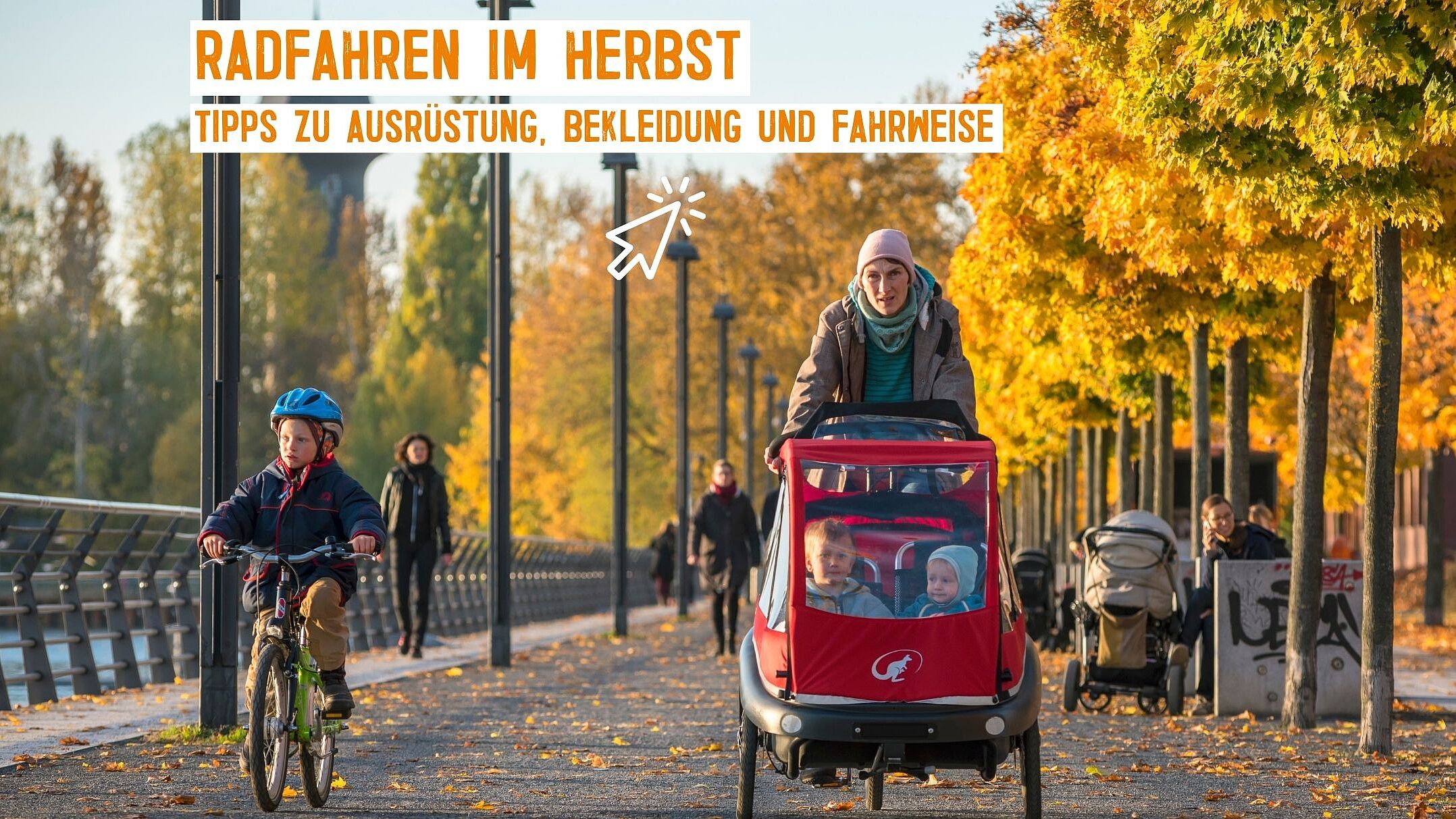 Radfahrende im Herbst
