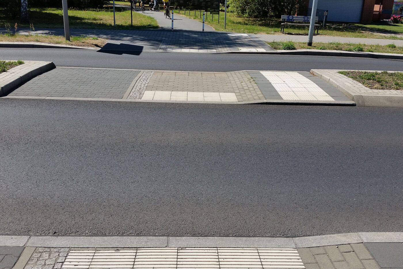 Mittelinsel in der Spandauer Straße. Leider zu kurz für Fahrräder mit Anhänger.