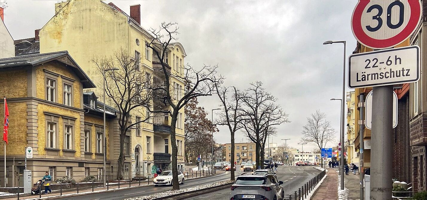 Tempo 30 Schild mit Zusatz "von 22 Uhr bis 6 Uhr" auf der Saarstraße in Berlin Friedenau