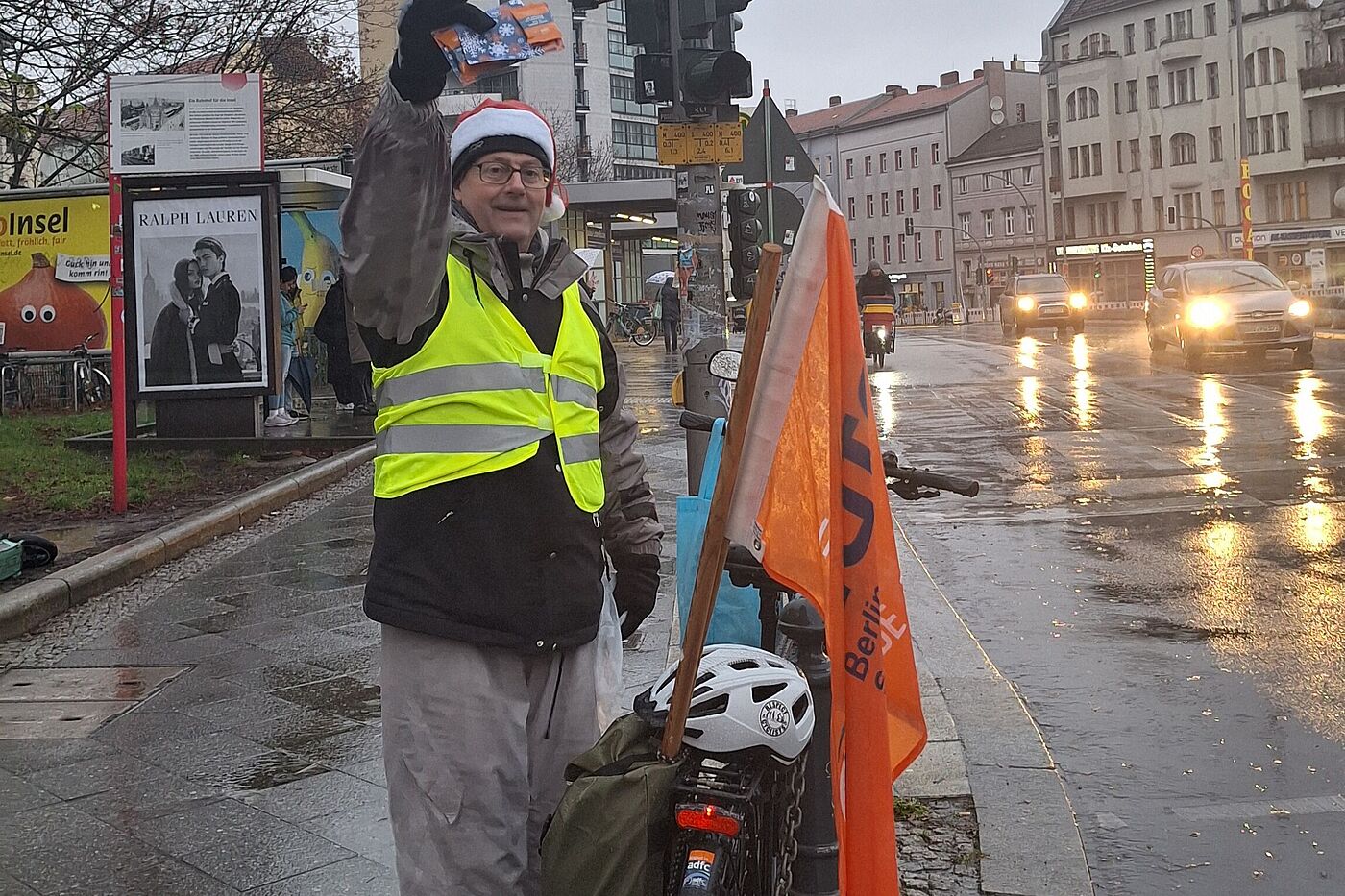 Ein Aktiver vom ADFC hält einen Zimtstern hoch 