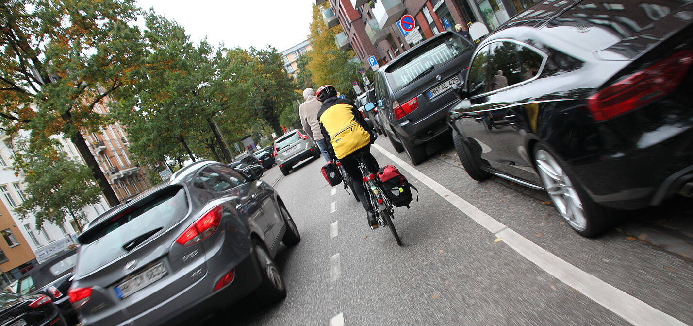 zu eng überholt Radfahrer wird mit weniger als 1,5 überholt
