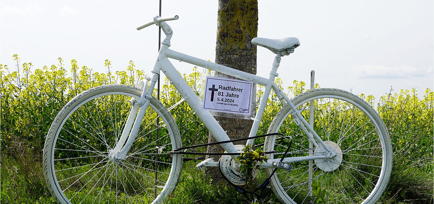 Ein weißes Geisterrad vor einem gelb blühenden Feld