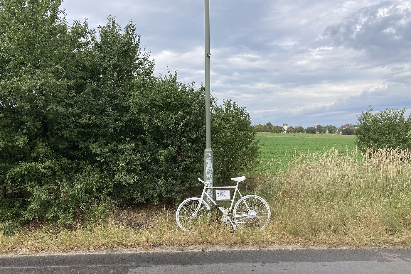 Ein weiß lackiertes Fahrrad erinnert in der Elsenstraße an einen verstorbenen Fahrradfahrer