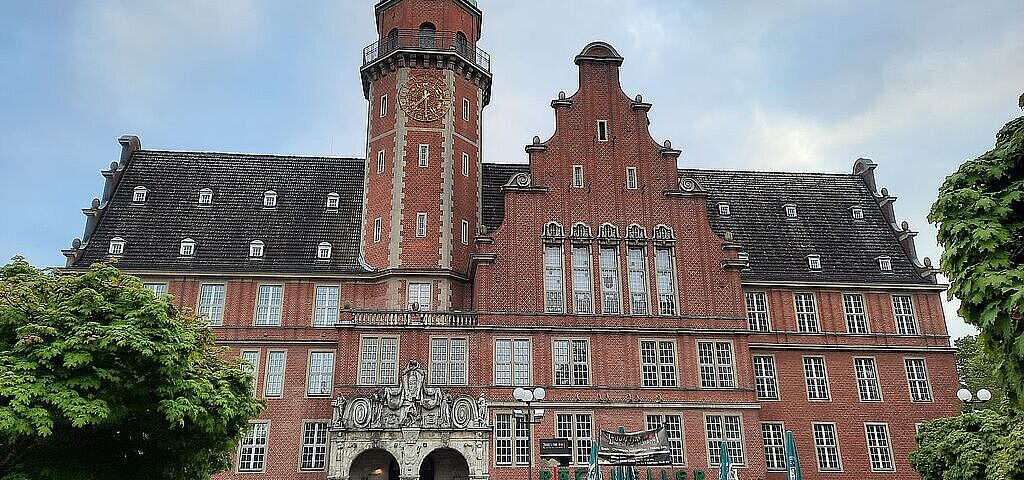 Rathaus Reinickendorf Frontalansicht des historischen Teils des Rathaus Reinickendorf