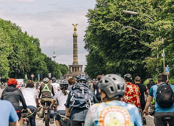 Radfahrende im Vordergrund, im Hintergrund der Berliner Fernsehturm und die Siegessäule