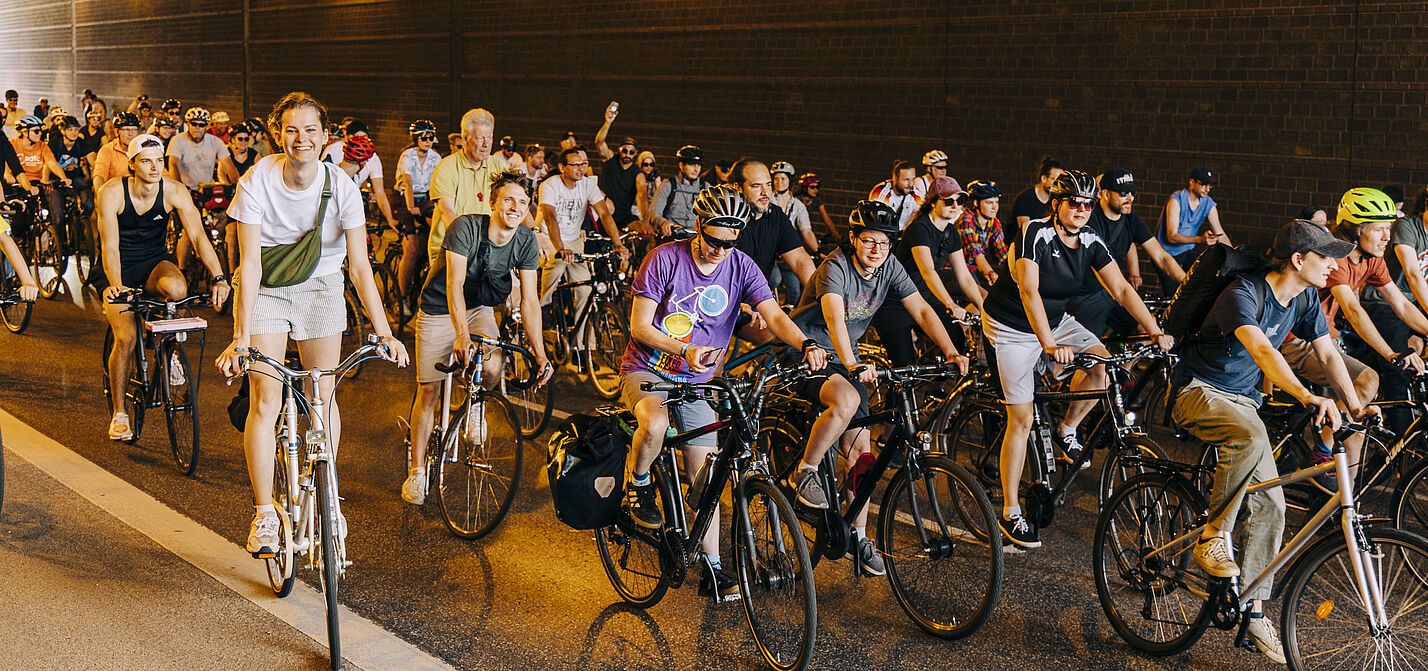 Sternfahrt 2024 Menschen auf Fahrrädern in einem Autobahntunnel bei der Sternfahrt 2024