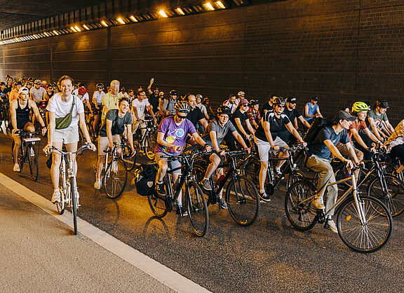 Menschen auf Fahrrädern in einem Autobahntunnel bei der Sternfahrt 2024