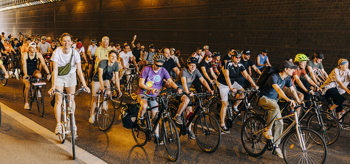 Menschen auf Fahrrädern in einem Autobahntunnel bei der Sternfahrt 2024