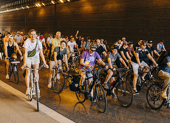 Sternfahrt 2024 Menschen auf Fahrrädern in einem Autobahntunnel bei der Sternfahrt 2024