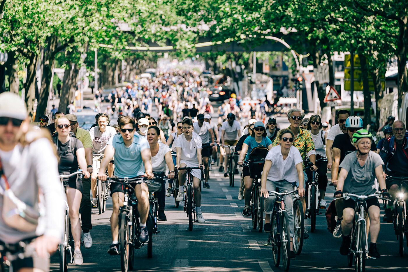 Radfahrende bei der ADFC-Sternfahrt 2023 in Berlin