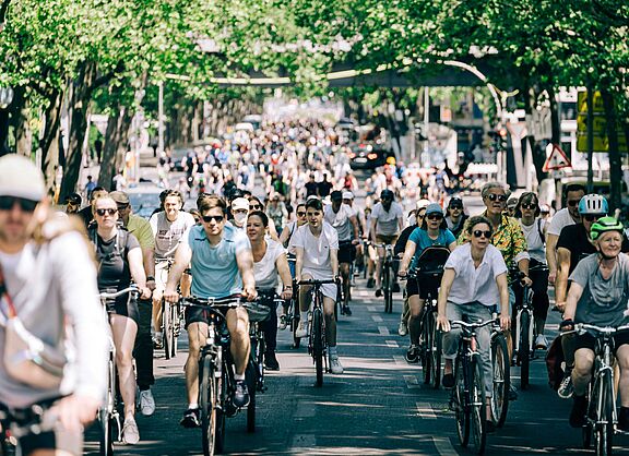 Radfahrende bei der ADFC-Sternfahrt 2023 in Berlin