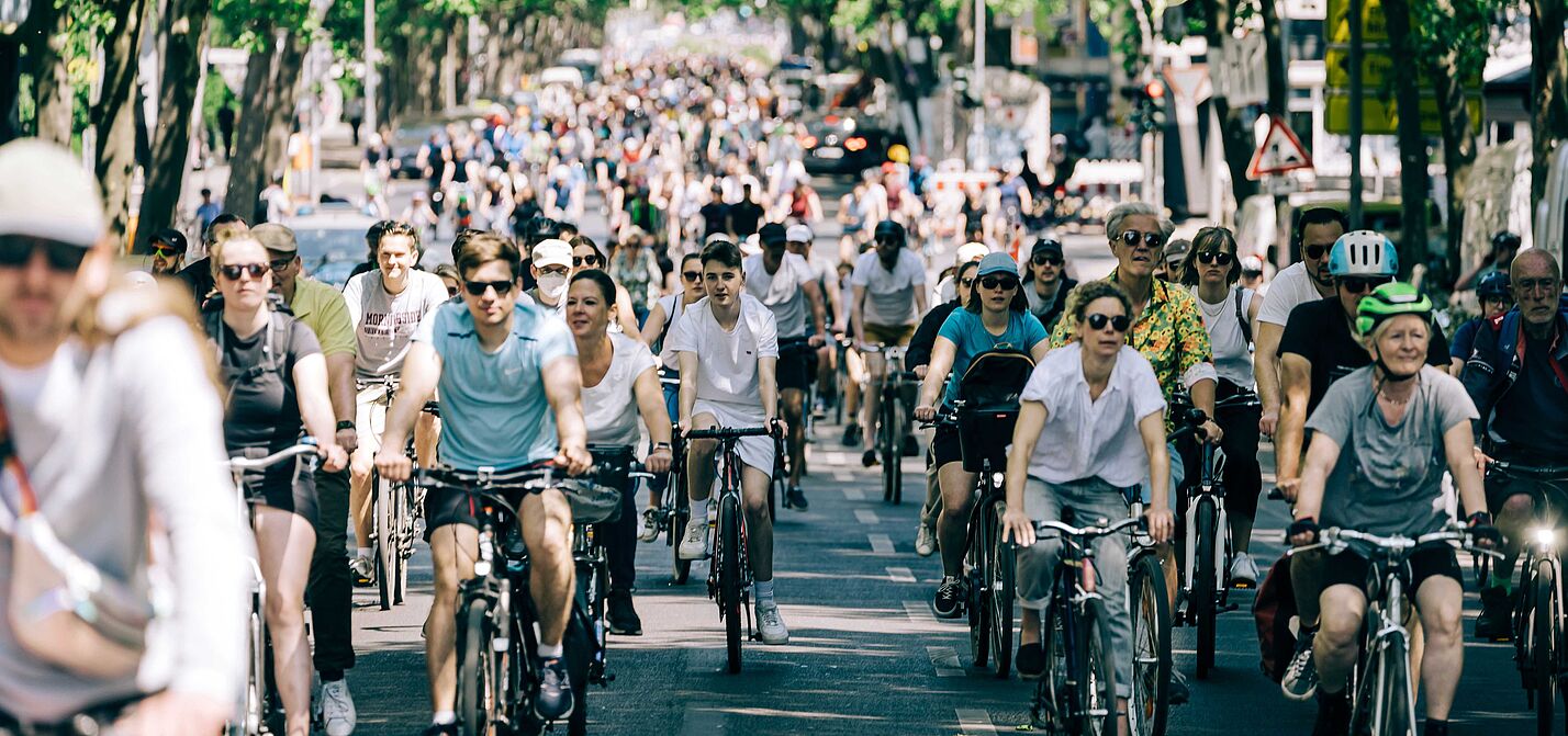 Radfahrende bei der ADFC-Sternfahrt 2023 in Berlin