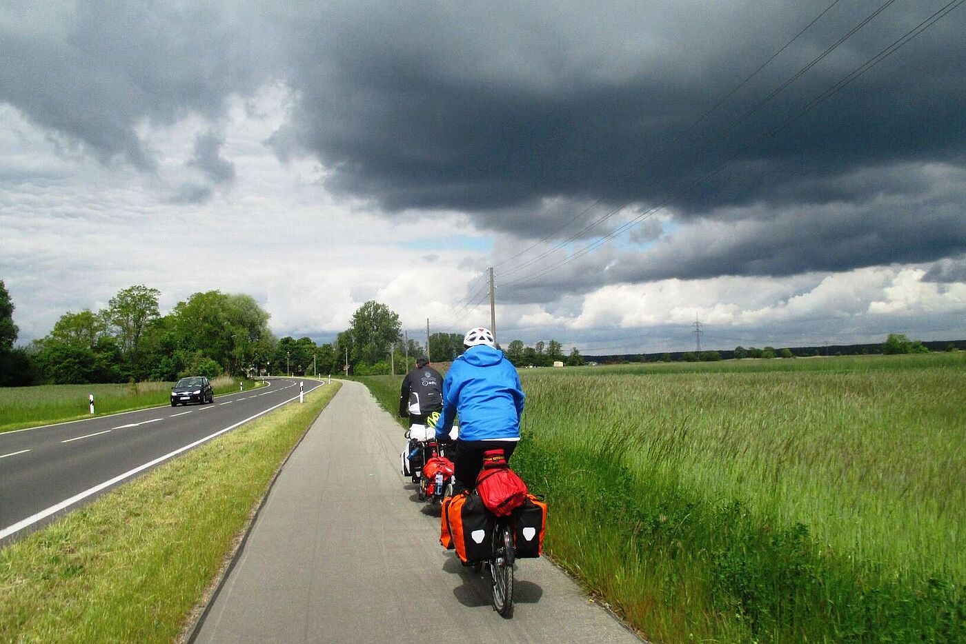 Radfahrende unter Regenhimmel