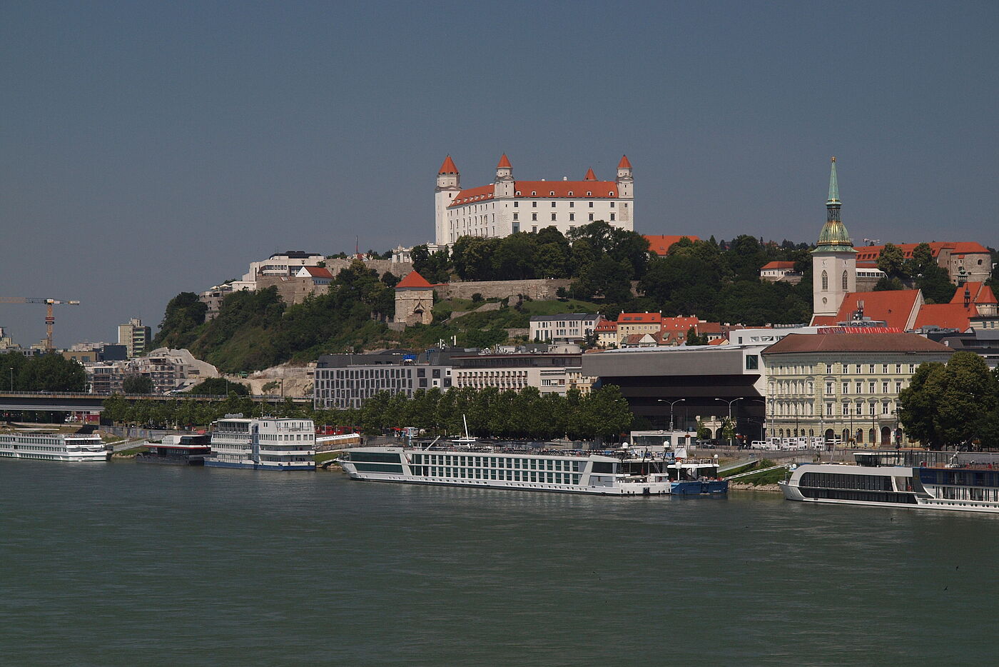 Blick von der Fahrrad- und Tram-Brücke auf Bratislava.