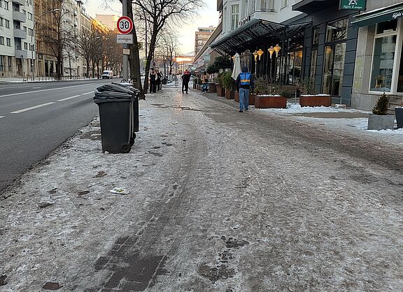 Eis und Schnee auf Berliner Radwegen Im rechten Bereich ist ein vereister Gehweg und nicht erkennbar Radweg zu sehen, links davon ist Schnee- und Eis-freier Asphalt auf der Fahrbahn