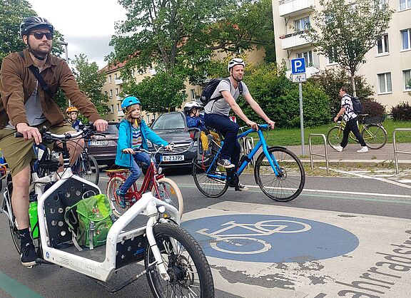 Die Kidical Mass startet in Pankow auf der Ossietzkystraße, eine Fahrradstraße seit 2020.