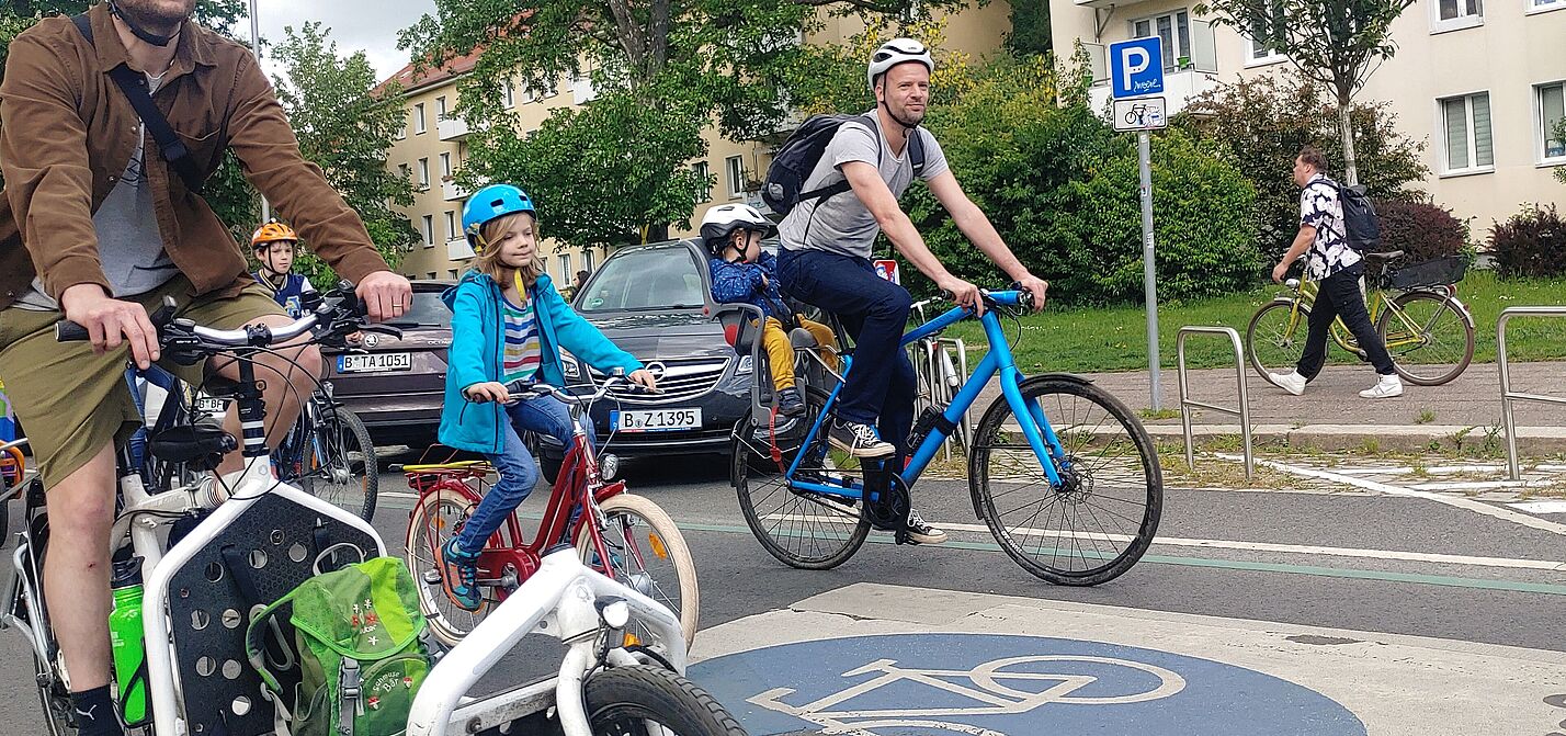 Die Kidical Mass startet in Pankow auf der Ossietzkystraße, eine Fahrradstraße seit 2020.